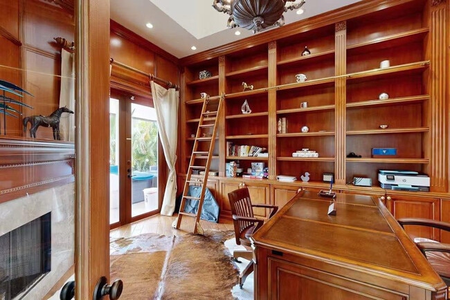 Building Photo - 3030 NE 45th St