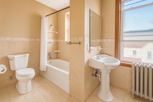 Building Photo - 549 W SIDE Ave