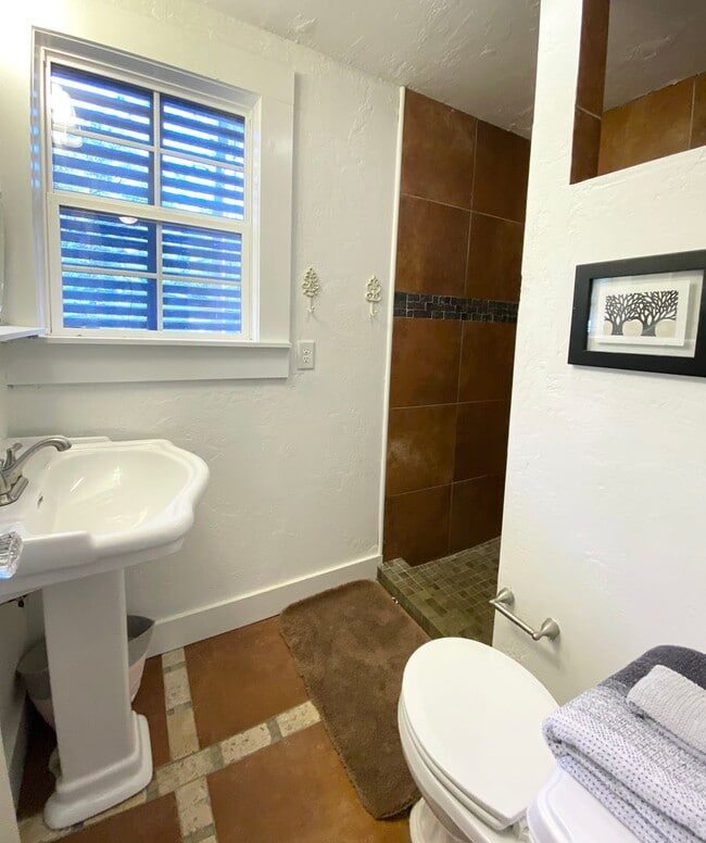 Building Photo - Looking for a lovely home that is fully furnished!