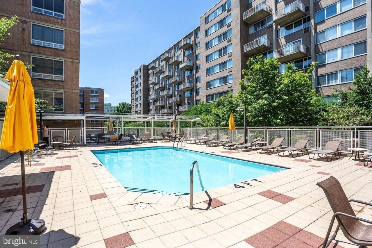 Pool - 800 4th St SW