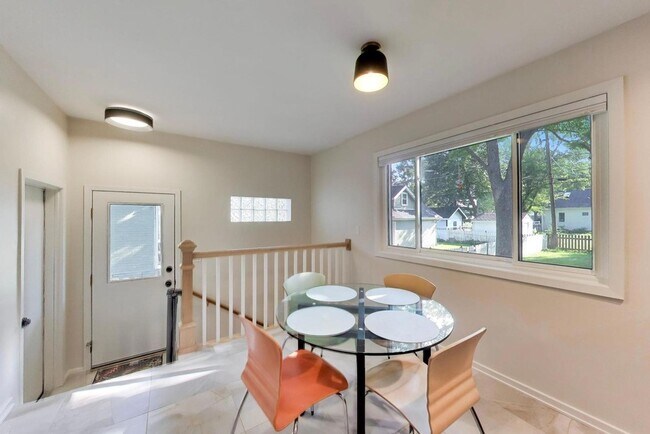 Building Photo - 539 S Evergreen Ave