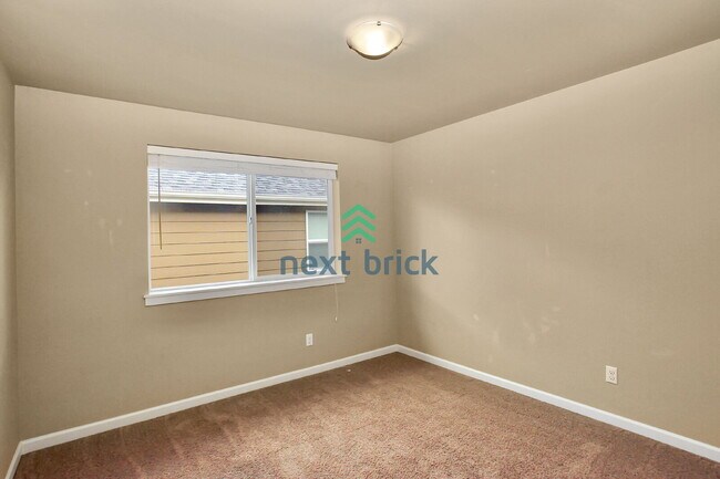 Building Photo - 3 Bed and 2.5 Bath Single-family Home Avai...