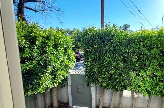 private pedestrian entrance - 549 W Avenue 26