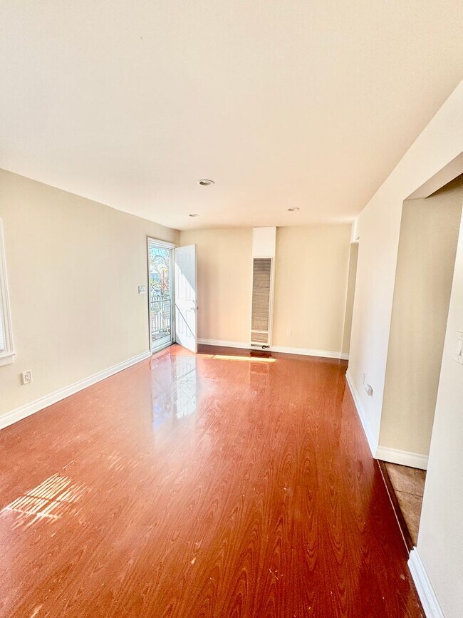 Building Photo - Must see!!