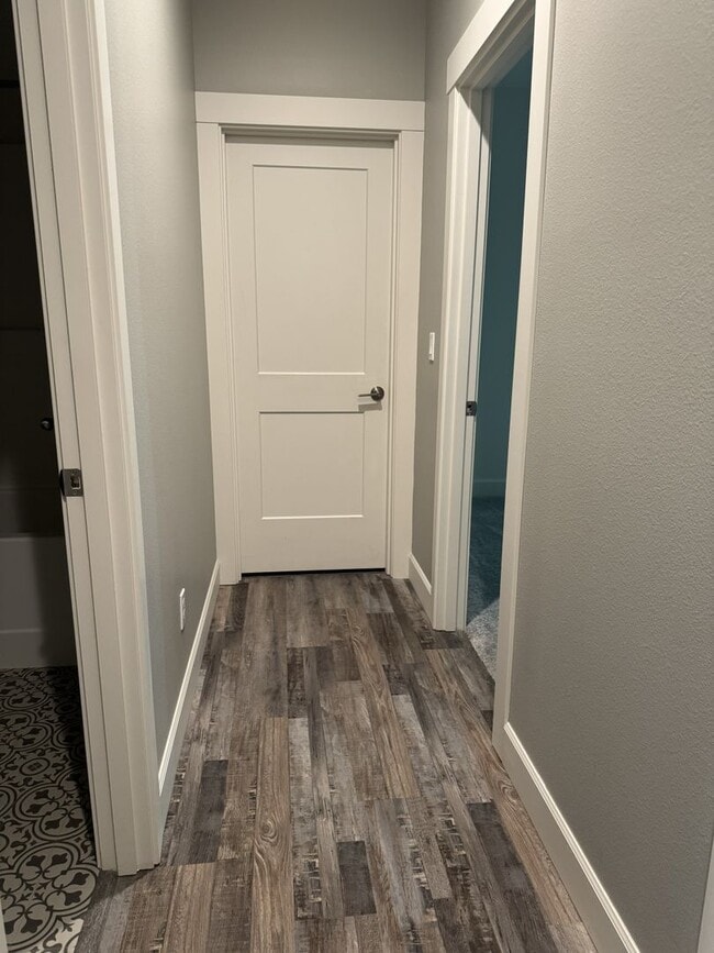 Building Photo - Lovely Open concept Low Maintenance