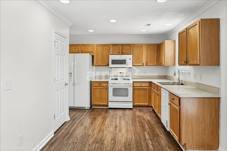 Building Photo - 4015 Shadow Pines Cir
