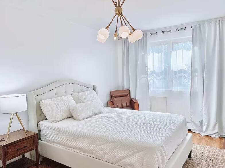 Building Photo - Furnished room/NOT APARTMENT