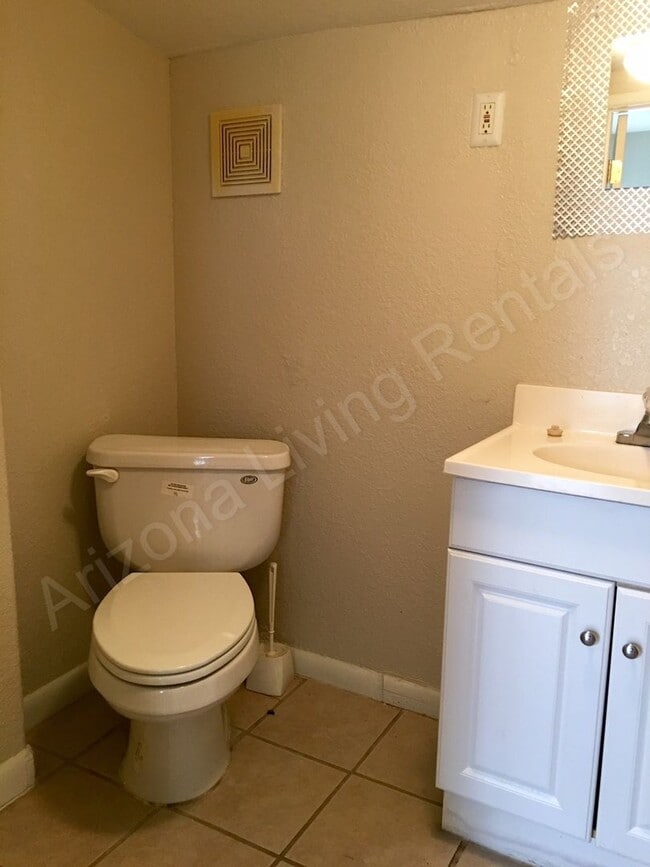 Building Photo - COZY TWO BEDROOM HOME