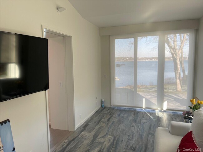 Building Photo - 2 Sun Ct