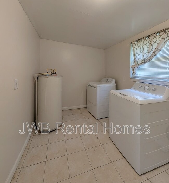 Building Photo - 646 Stanwick Rd