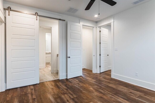 Building Photo - 414 Traditions Blvd