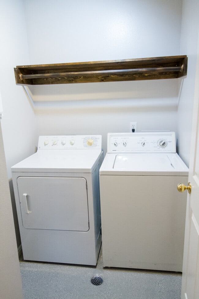 Laundry (washer/dryer not included) - 482 N 2580 W