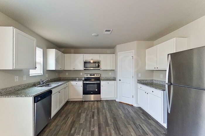 Building Photo - 828 Dove Tree Ln