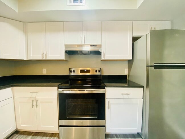 Building Photo - Washer/Dryer in Unit! Remodeled Townhome i...