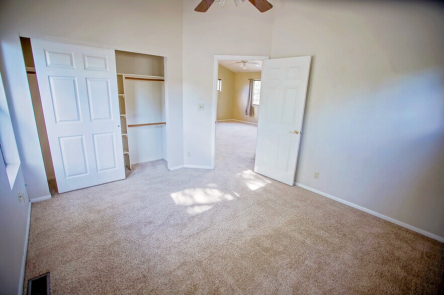 Building Photo - 2562 N Fox Run Dr