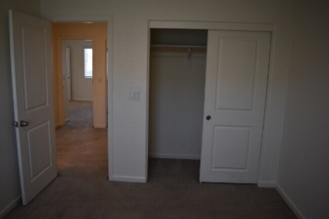 Building Photo - 624 Suzanne Dr