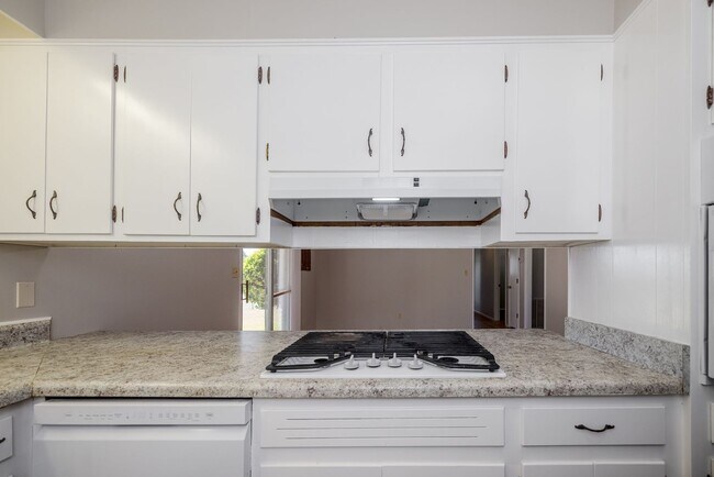 Building Photo - 240 Maywood Dr