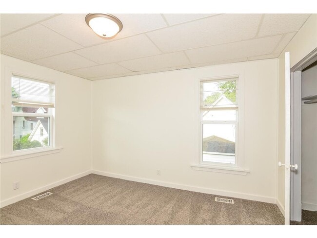 Building Photo - 613 17th Ave NE