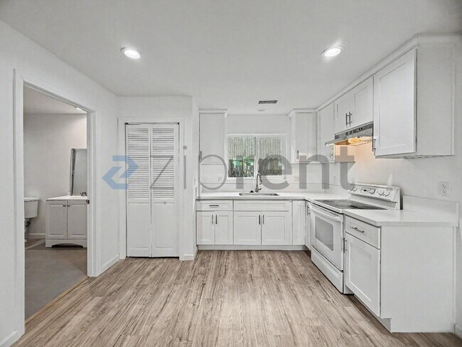 Building Photo - Unit 874