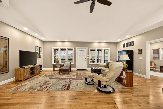 Building Photo - 860 Humbug Creek Rd