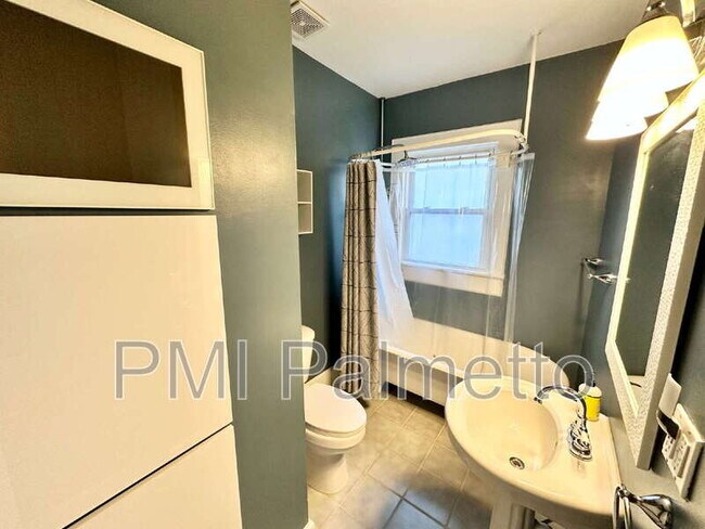 Building Photo - 2817 Columbia Ave