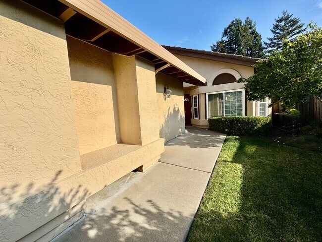 Building Photo - Spacious 4 Bed/2Ba Home in Richmond with Large Backyard!