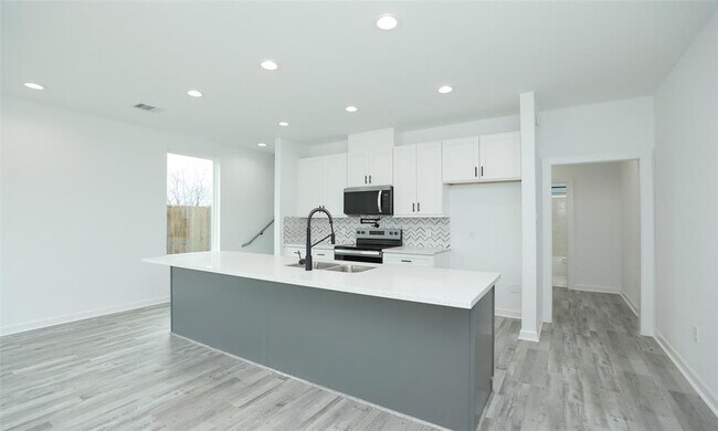 Building Photo - 9315 Ashville Dr