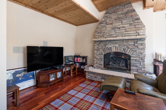 Building Photo - Private Hillside Ranch Home Available Wint...