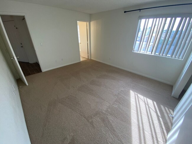 Building Photo - Tamarus