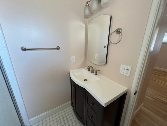 Building Photo - 913 Tara Pl