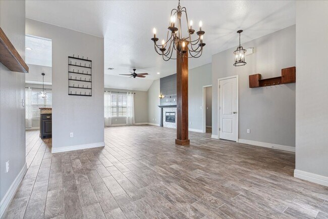 Building Photo - Discover this spacious 4-bedroom, 2-bath home