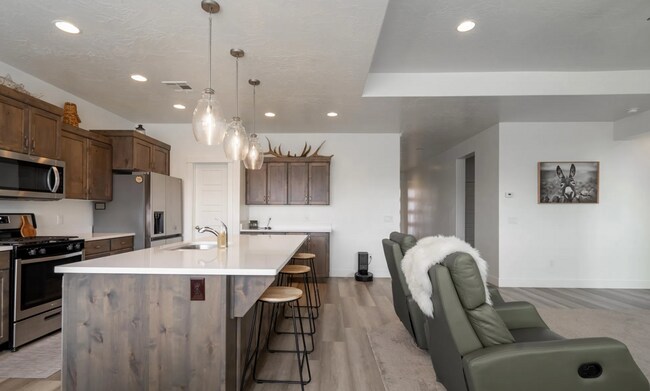 Building Photo - 3094 Fuchsia Dr