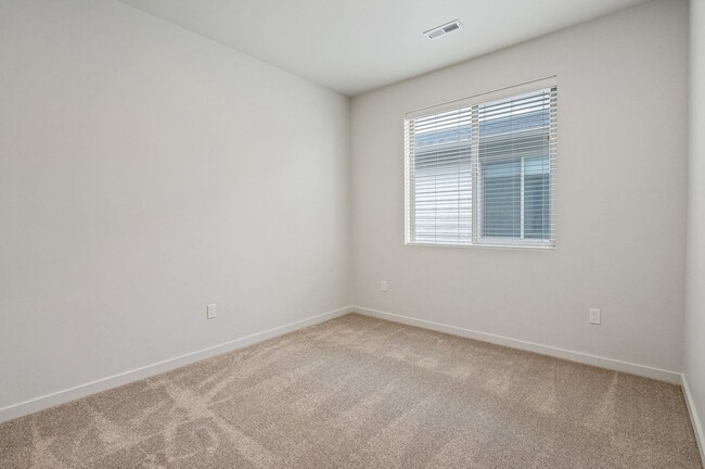 Building Photo - CDA Place Neighborhood- upgraded 3 bed 2 b...