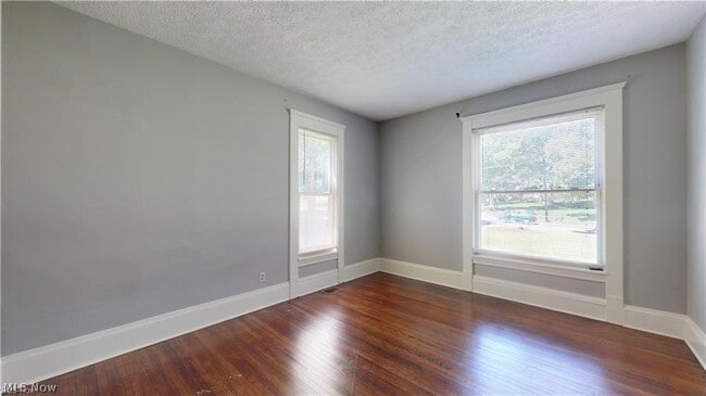Building Photo - 31 E Case Dr