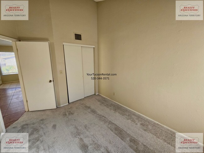 Building Photo - Los Reales & Cardinal area 2/2 with A/C & covered parking