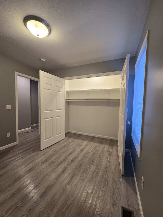 Building Photo - 1796 E Lake Mitchell Dr