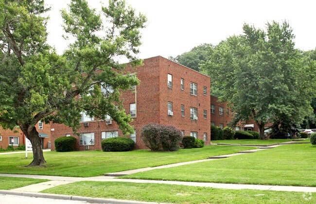 Building Photo - Rainbow's End II Apartments