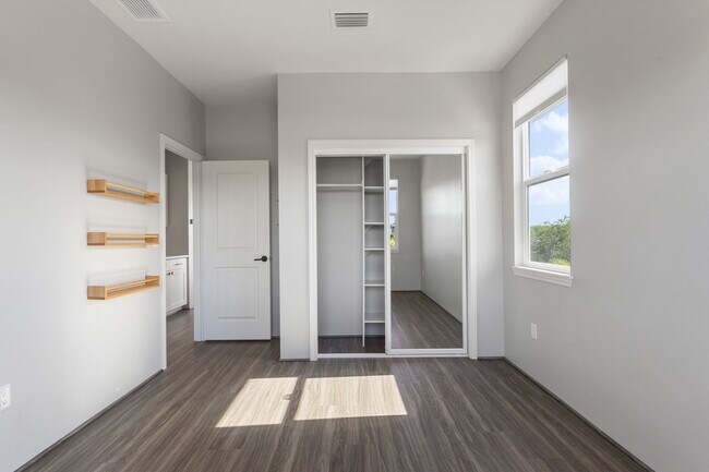 Building Photo - Bright 4-Bedroom Pet-Friendly Golf-Course ...