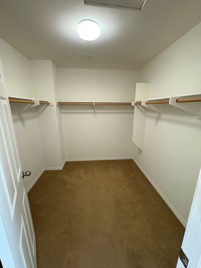 Building Photo - Riverpark Townhome