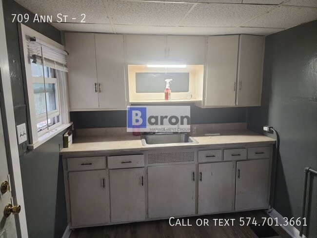 Building Photo - 709 Ann St