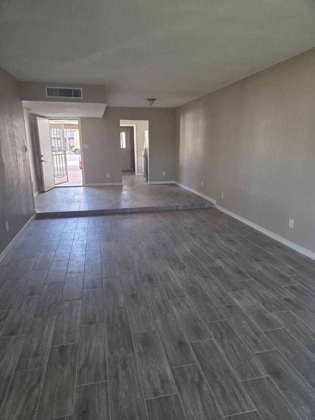 Building Photo - *JUST REMODELED* 2 bed 1 bath townhouse***2 WEEKS FREE OFF FIRST MONTH RENT***