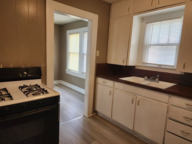 Building Photo - 809 S Avenue A