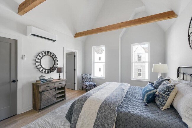 Building Photo - Gorgeous 3 bedroom end unit townhome with garage