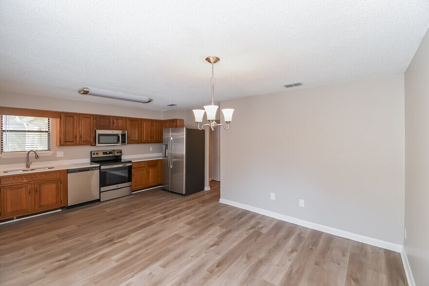 Building Photo - 3813 Tree Lake Dr