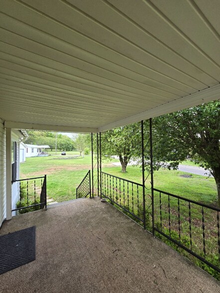 Building Photo - 607 W Point Rd