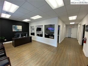 Building Photo - 875 Mt Jefferson Rd
