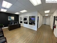 Building Photo - 875 Mt Jefferson Rd
