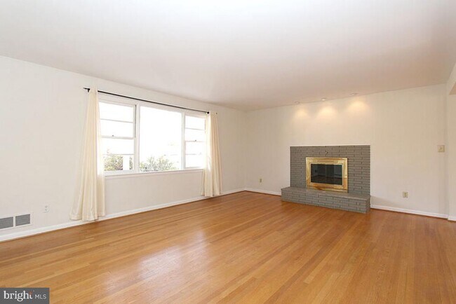 Building Photo - 6220 Robinwood Rd