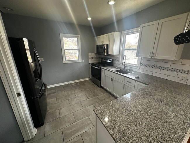 Building Photo - 215 E Cherry St