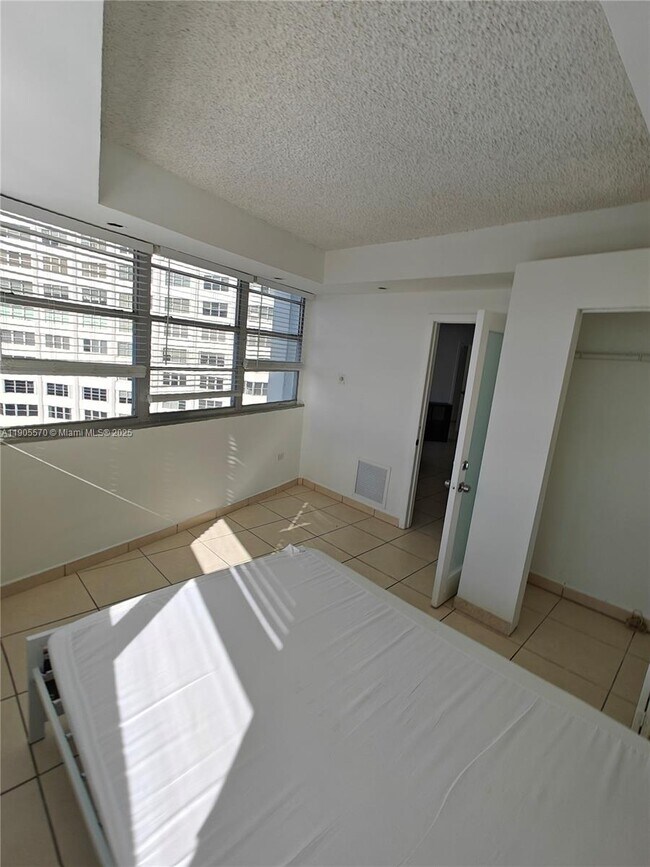 Building Photo - 905 Brickell Bay Dr